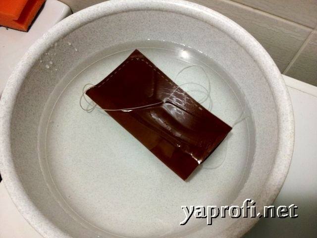 Погружаем заготовку чехла в холодную воду