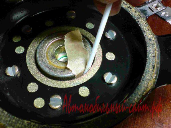 Удаление металлической пыли из динамика скотчем (1)