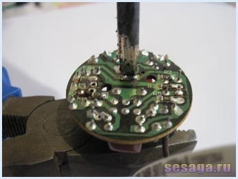 Выпаиваем SMD резистор
